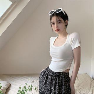 Short-sleeve Scoop Neck T-shirt / Floral Wide Leg Pants