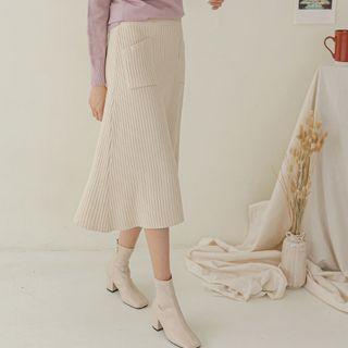Dual-pocket A-line Midi Knit Skirt