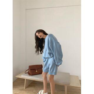 Plain Sweater / Straight Leg Shorts