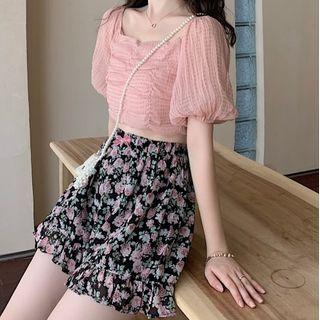 Puff-sleeve Crinkle Blouse / Floral Print Shorts