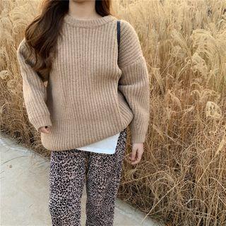 Plain Sweater / Leopard Straight Fit Pants / Short-sleeve T-shirt