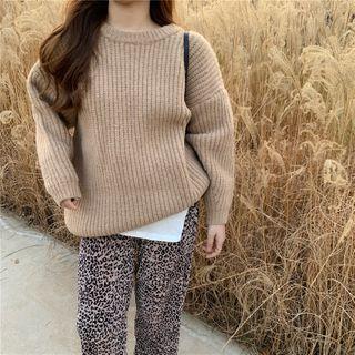 Plain Sweater / Leopard Straight Fit Pants / Short-sleeve T-shirt