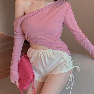 One-shoulder Open-back T-shirt / Drawstring Shorts