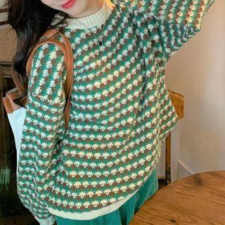 Patterned Sweater / Plain Shorts