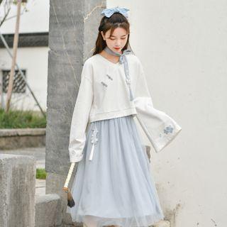 V-neck Embroidered Cropped Sweatshirt / Mesh Midi A-line Skirt