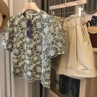 Puff-sleeve Flower T-shirt / Plain Rolled Wide-leg Shorts