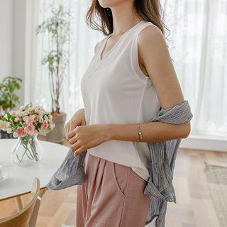 V-neck Sleeveless Textured T-shirt