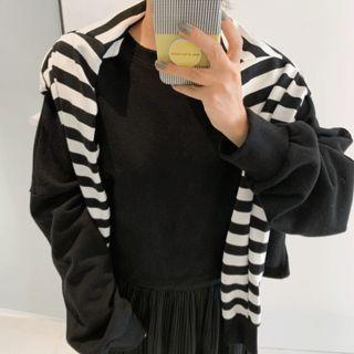 Set: Striped Shawl + Cropped Oversized Sweatshirt