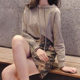 Plain Hooded Sweatshirt / Camouflage Pencil Skirt