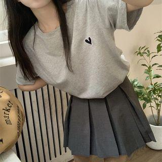 Short-sleeve Heart Embroidery T-shirt / Pleated Skirt