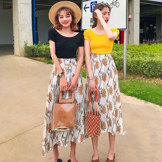 Short-sleeve T-shirt / Printed Midi Skirt