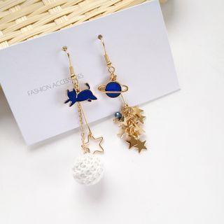 Non-matching Alloy Star Planet & Cat Dangle Earring
