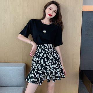 Daisy-embroidered T-shirt / Daisy-print A-line Skirt