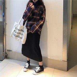 Long-sleeve Plaid Sweatshirt / Plain Knit Skirt