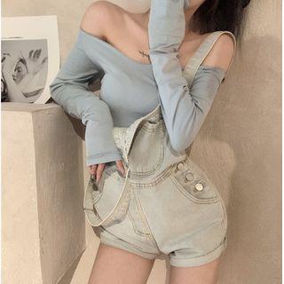 Off-shoulder T-shirt / Washed Denim Jumper Shorts