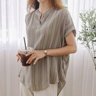 Open-placket Dip-back Patterned Blouse