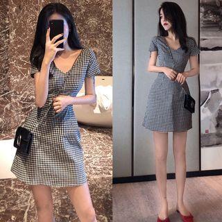 Short-sleeve V-neck Plaid A-line Dress