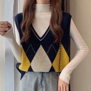 Argyle V-neck Waistcoat / Plain T-shirt