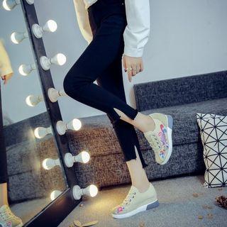 Hidden Wedge Embroidered Lace-up Shoes