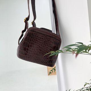 Frame Grain Shoulder Bag