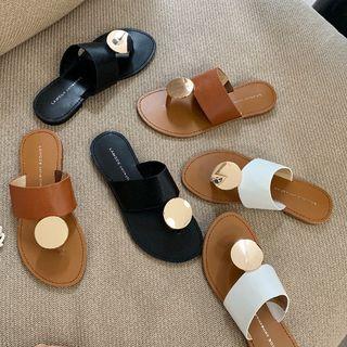 Medallion Split-toe Sandals