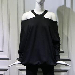 Off-shoulder Top / Distressed Skinny Jeans