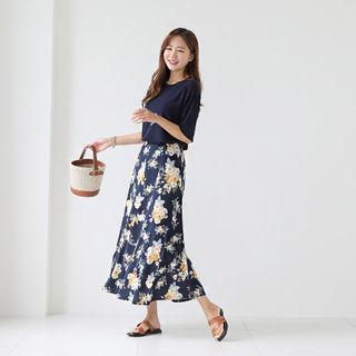 Set: Round-neck Plain T-shirt + Band-waist Floral Print Skirt Navy Blue - One Size