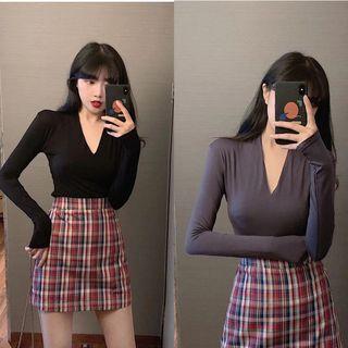 V-neck Long-sleeve T-shirt / Plaid A-line Skirt
