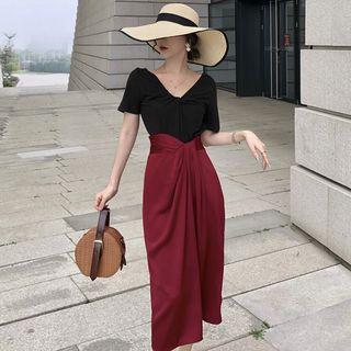 Short-sleeve V-neck T-shirt / A-line Skirt / Midi Skirt