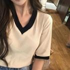 Contrast-trim V-neck Short-sleeve T-shirt