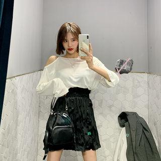 Cutout-shoulder Sleek T-shirt