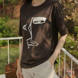 Illustrated Slit-side T-shirt