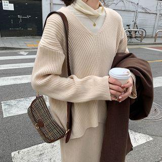 V-neck Sweater / Midi Straight-fit Skirt