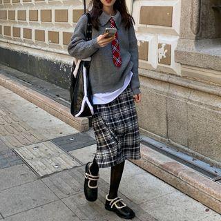 Cropped Sweater / Grid Skirt
