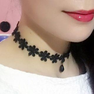 Drop Lace Choker