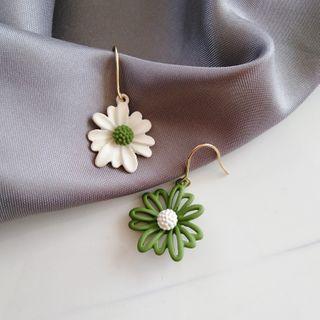 Non-matching Daisy Dangle Earring