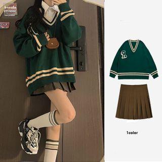 Lettering Sweater / Pleated A-line Skirt