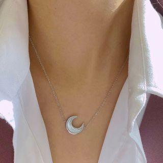 Moon Shell Pendant Alloy Necklace