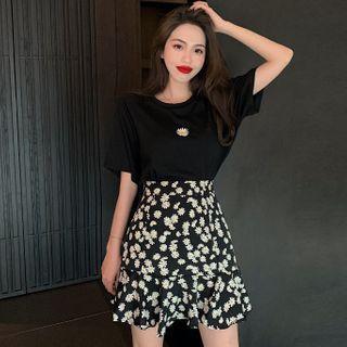 Short-sleeve Daisy Embroidered T-shirt / Daisy Print A-line Mini Skirt