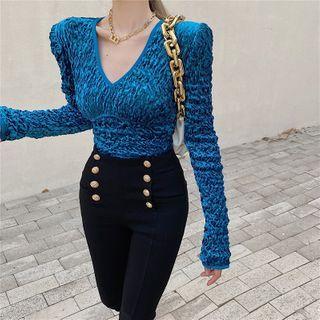 V-neck Velvet T-shirt / High-waist Skinny Jeans