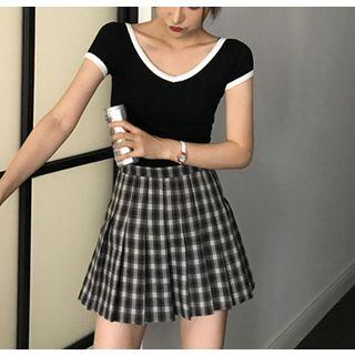 Contrast Trim Short-sleeve T-shirt / Plaid Pleated Skirt