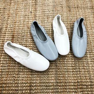 Round-toe Banded Flats