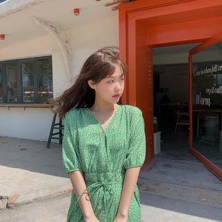 Short-sleeve V-neck Floral Midi A-line Dress Green - One Size