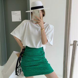 Short-sleeve Plain Loose-fit T-shirt / Slim-fit Midi Skirt