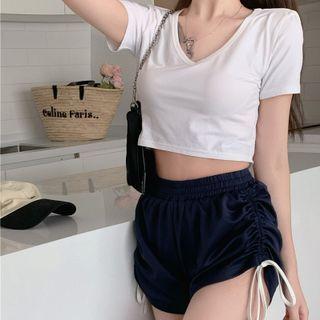 Short-sleeve V-neck Cropped T-shirt / Sweatshorts