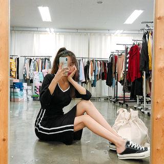 Set: Contrast-trim V-neck T-shirt + H-line Skirt