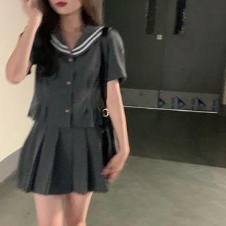 Short-sleeve Contrast Trim Wide Collar Blouse / Plain Pleated Skirt