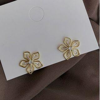 Rhinestone Flower Earring 1 Pair - Silver Stud - Gold - One Size