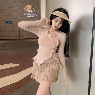 Long-sleeve Wavy Trim Split Knit Top