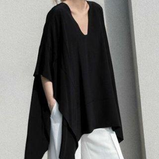 Batwing-sleeve V-neck T-shirt